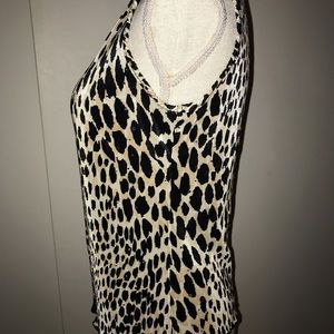 Leoparded Top Size M. Pit to pit 18" Stretches, so it feet size L too